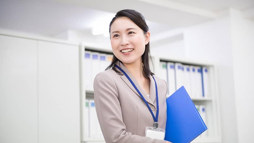 バインダーを持つ女性