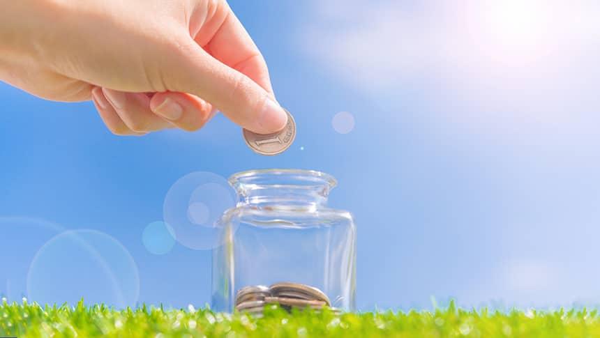 青空と小瓶の貯金箱