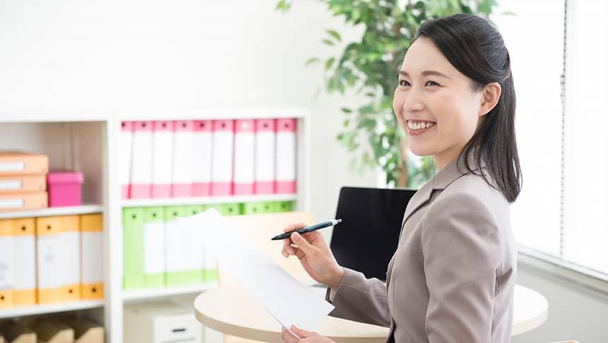 オフィスでほほ笑む女性