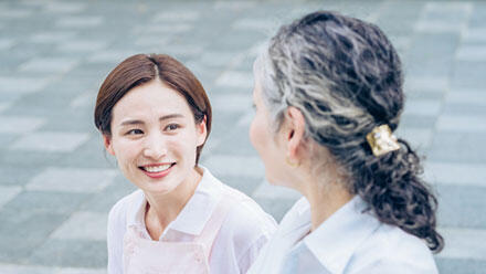 利用者に向かってほほ笑む介護職