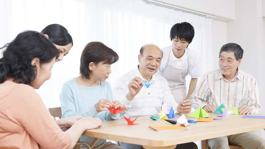 デイサービスでレクリエーションを楽しむ利用者