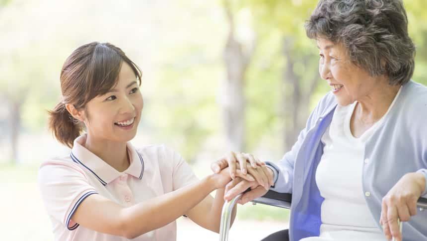 利用者と語らう介護職員