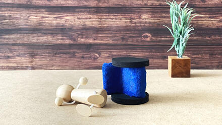 転倒した車いすと人のフィギュア