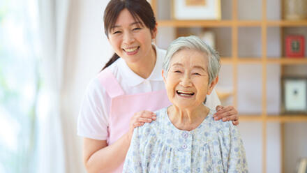 高齢者の方を抱く介護職