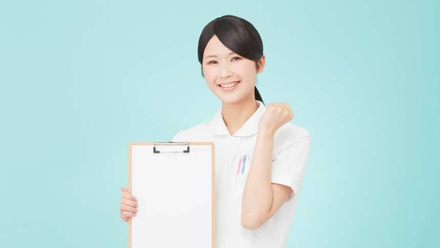 ガッツポーズをとる介護職員の女性