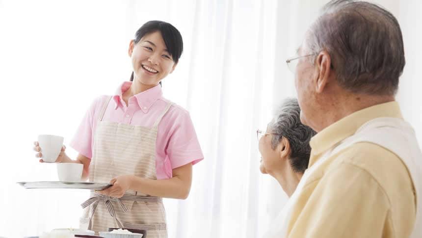 微笑みあう介護職員と利用者