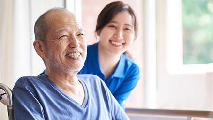 笑顔の利用者と介護職