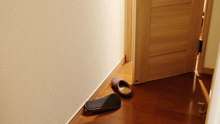 半開きの扉とスリッパ