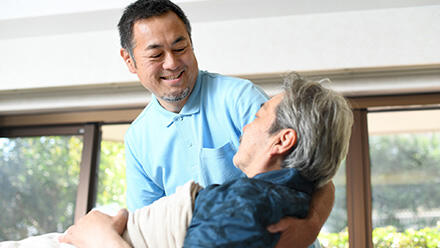高齢者を介護する男性