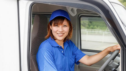 運転席に座る女性