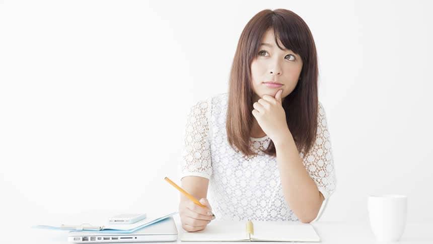 実務者研修と初任者研修を比較する女性