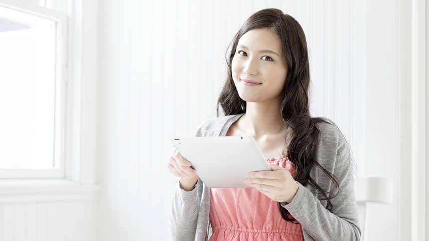 資料を確認する女性