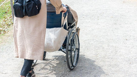 車いすを押す女性
