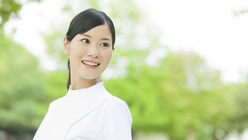 さわやかにほほ笑む介護士