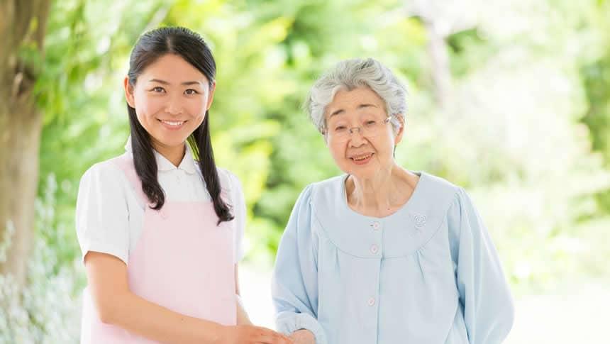 微笑む介護士と利用者