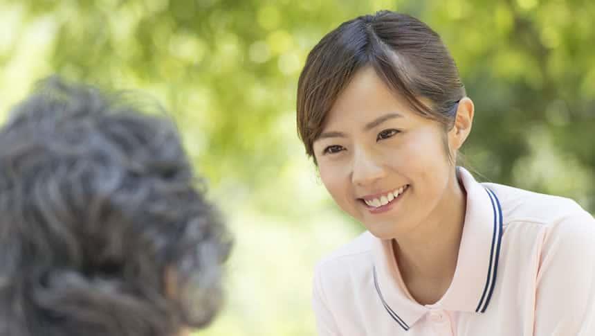 利用者に微笑む介護福祉士