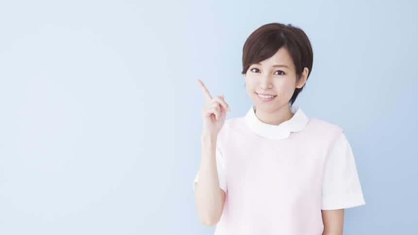 人差し指を立てて微笑む介護福祉士