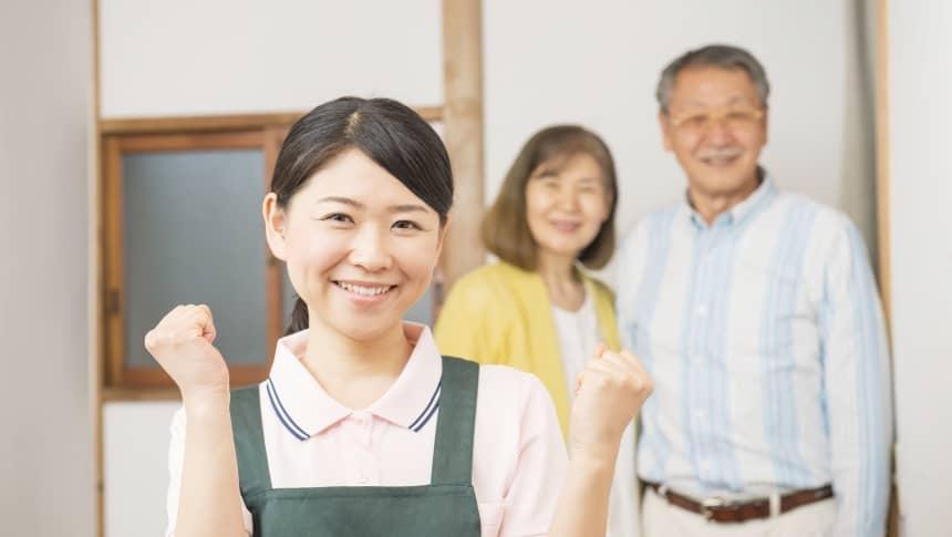 ガッツポーズをする介護士