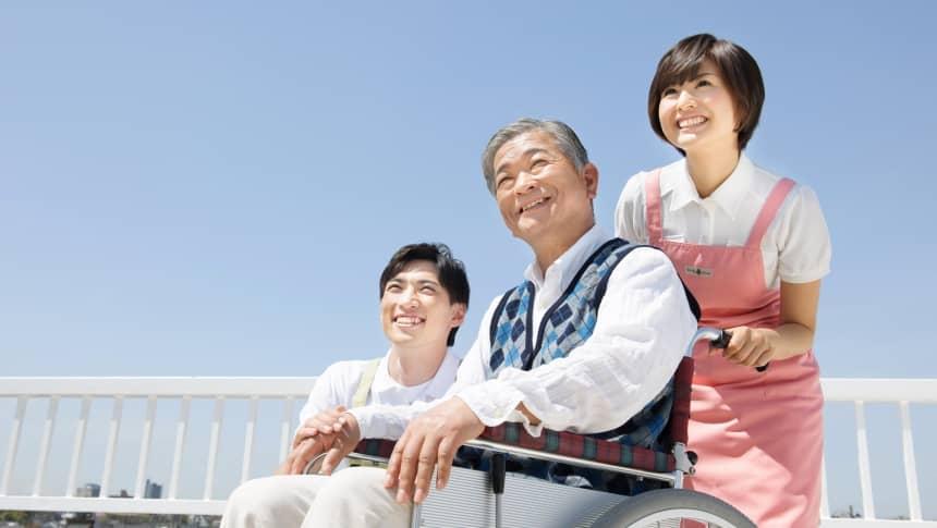 介護士と車椅子の利用者