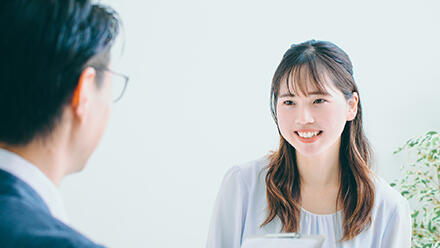 面談する女性