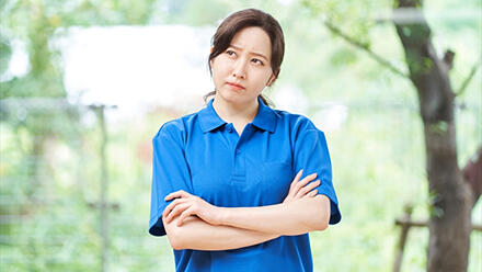 腕組みをして悩む女性