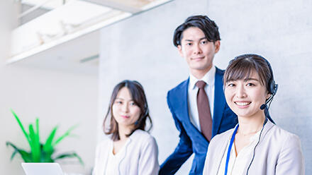 職場の3人の男女