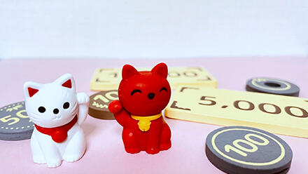 招き猫とおもちゃのお金