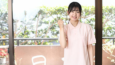 ガッツポーズの若い女性