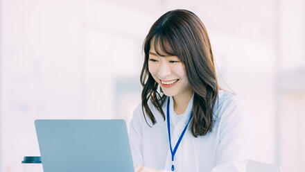 ノートパソコンに向かう女性