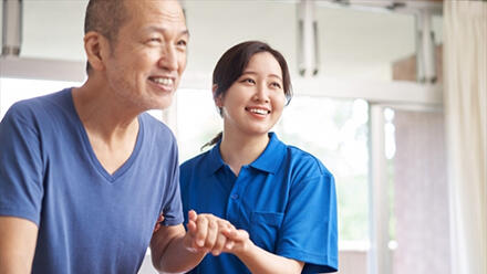 高齢者の手を取る介護職