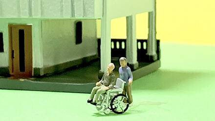 車いすと人物の人形