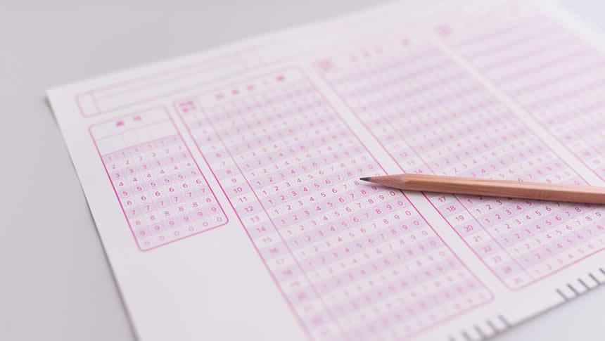 矢印を持つ介護士