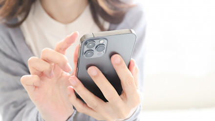 スマホを操作する女性