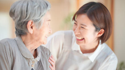 笑いあう介護職と高齢者