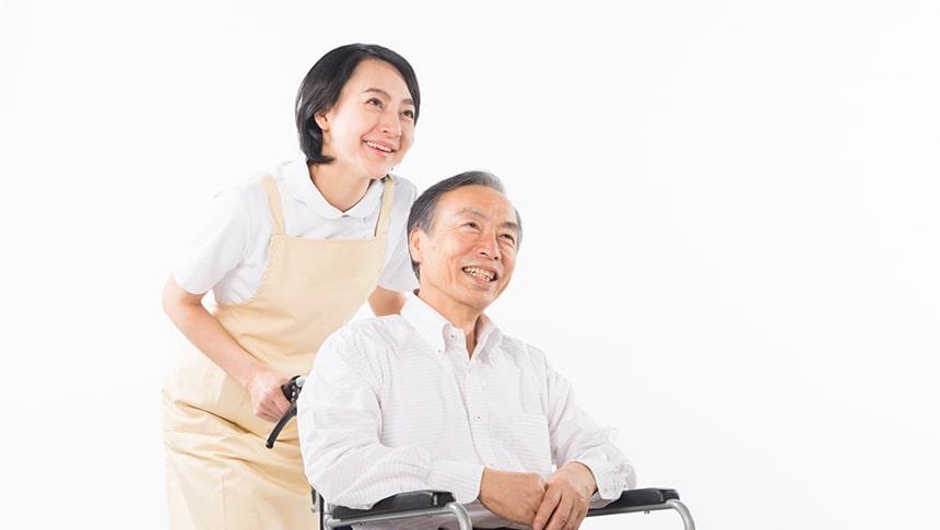 車イスの利用者と介護士