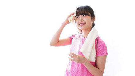 汗をぬぐう女性