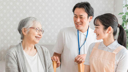 笑顔の利用者と介護職