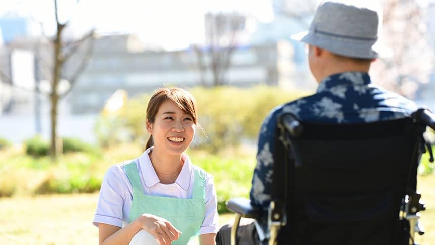 介護職と車椅子の利用者