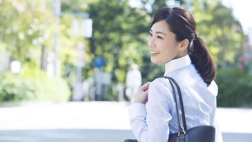 張り切って職場に向かう女性