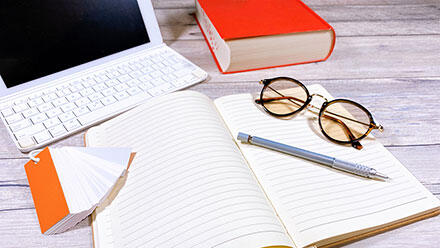 パソコンとメガネと筆記具