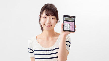 電卓を持つ女性