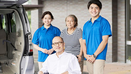 笑顔で並ぶ利用者と介護職