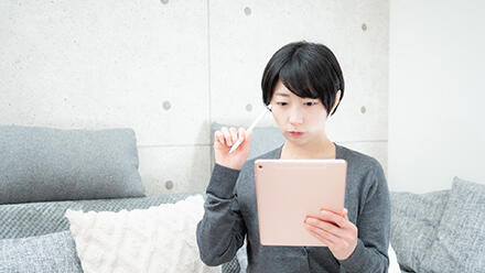 タブレットを持つ女性