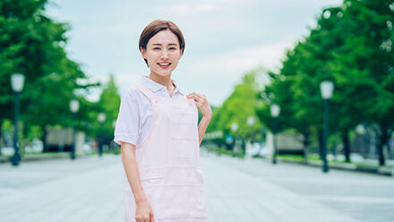 エプロン姿の女性