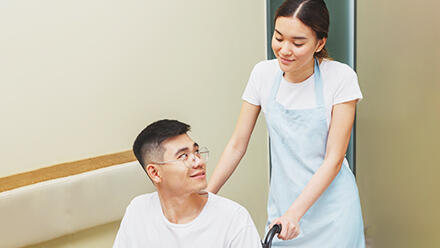 車いすを押す女性