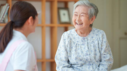 笑顔の高齢者と介護職