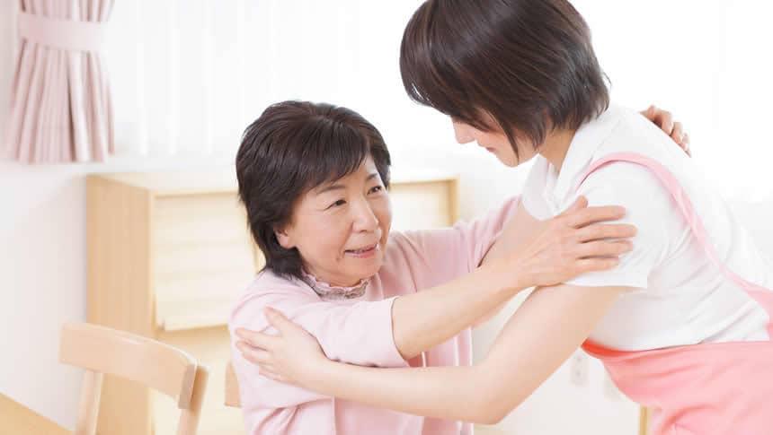移乗介助する介護士