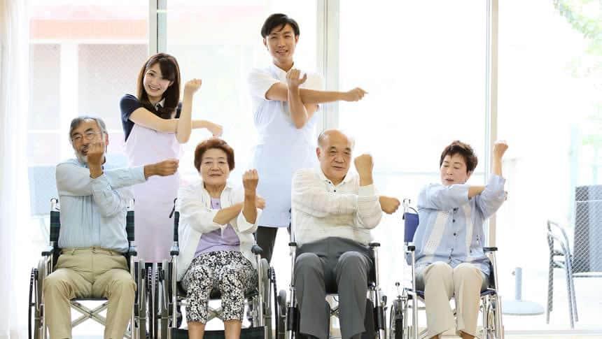 レクリエーションする介護士と利用者