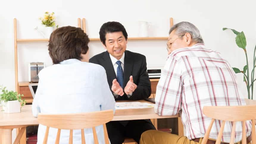 介護施設について説明を受ける夫婦