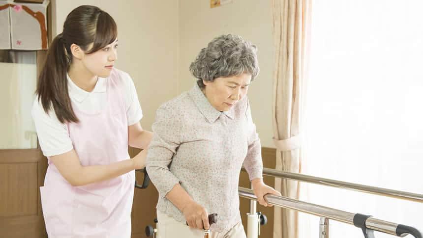 リハビリを補助する介護士